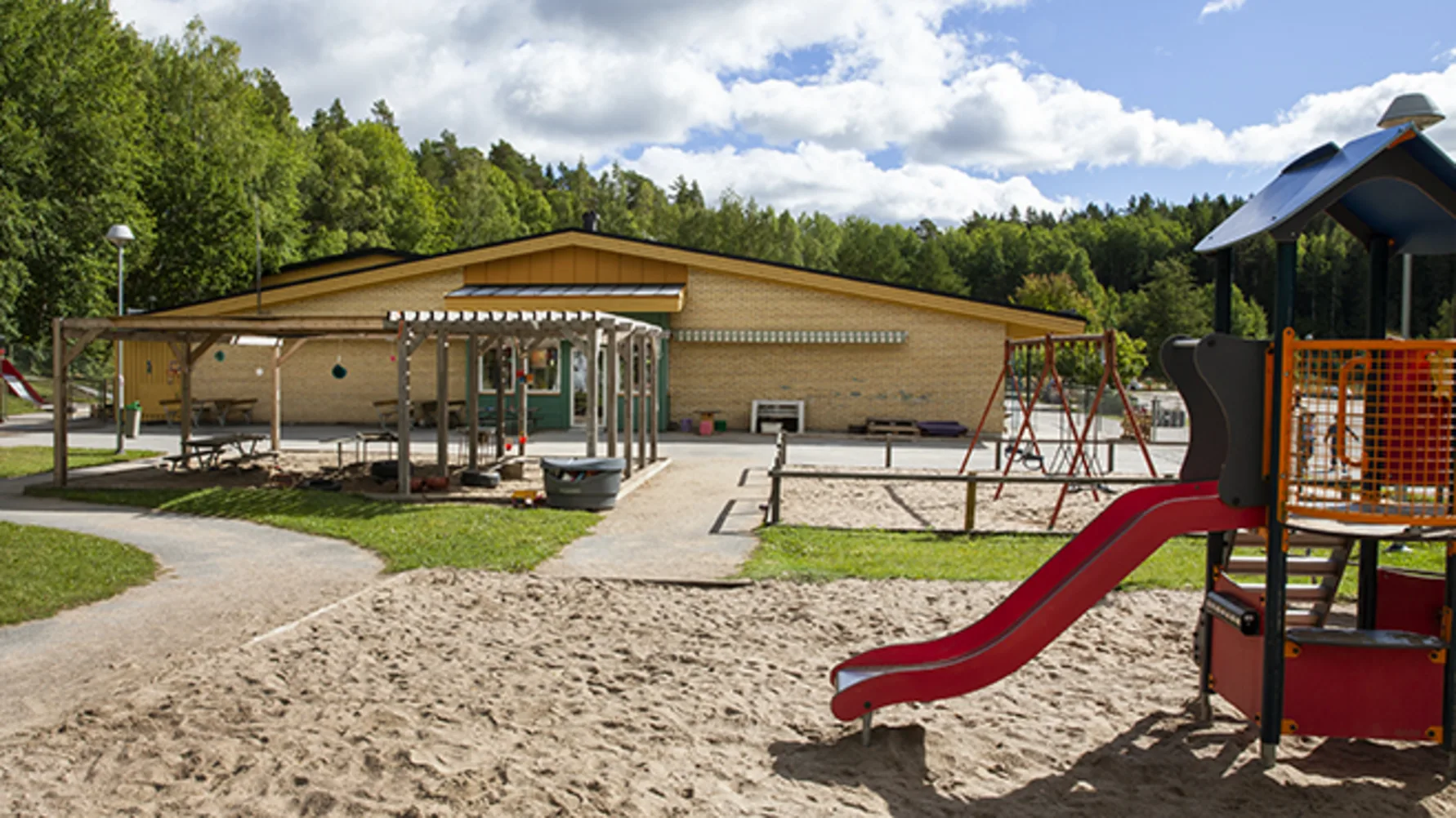 Bild på en skola och lekplats